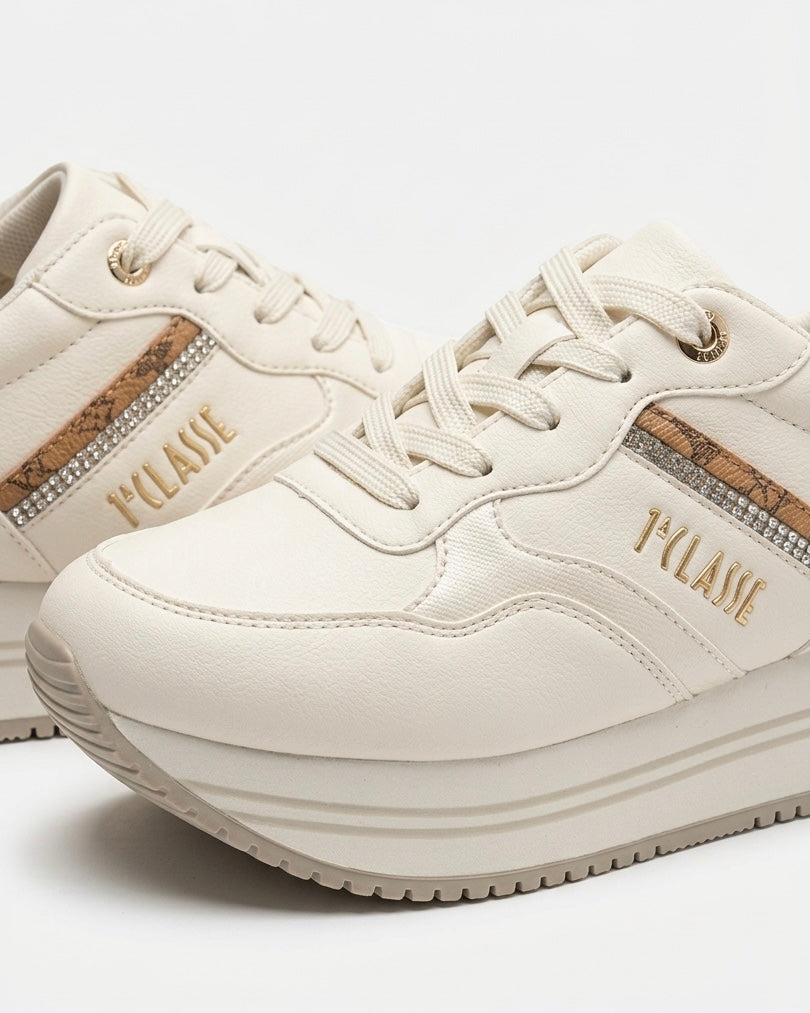 Sneakers donna panna Alviero Martini 1ª Classe con zeppa platform, logo dorato laterale e inserti in stampa mappa Geo Classic-dettaglio.