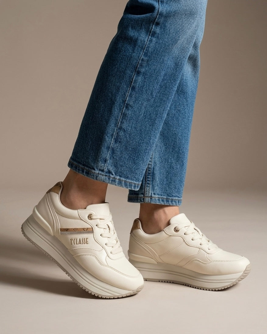 Sneakers donna panna Alviero Martini 1ª Classe con zeppa platform, logo dorato laterale e inserti in stampa mappa Geo Classic-indossate.