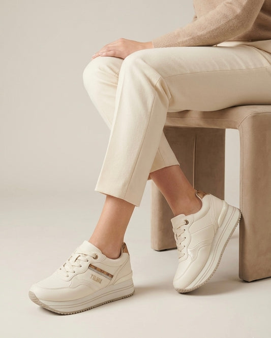 Sneakers donna panna Alviero Martini 1ª Classe con zeppa platform, logo dorato laterale e inserti in stampa mappa Geo Classic-modella.