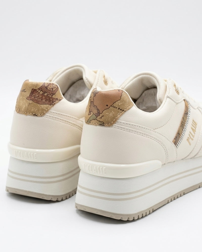 Sneakers donna panna Alviero Martini 1ª Classe con zeppa platform, logo dorato laterale e inserti in stampa mappa Geo Classic-retro.