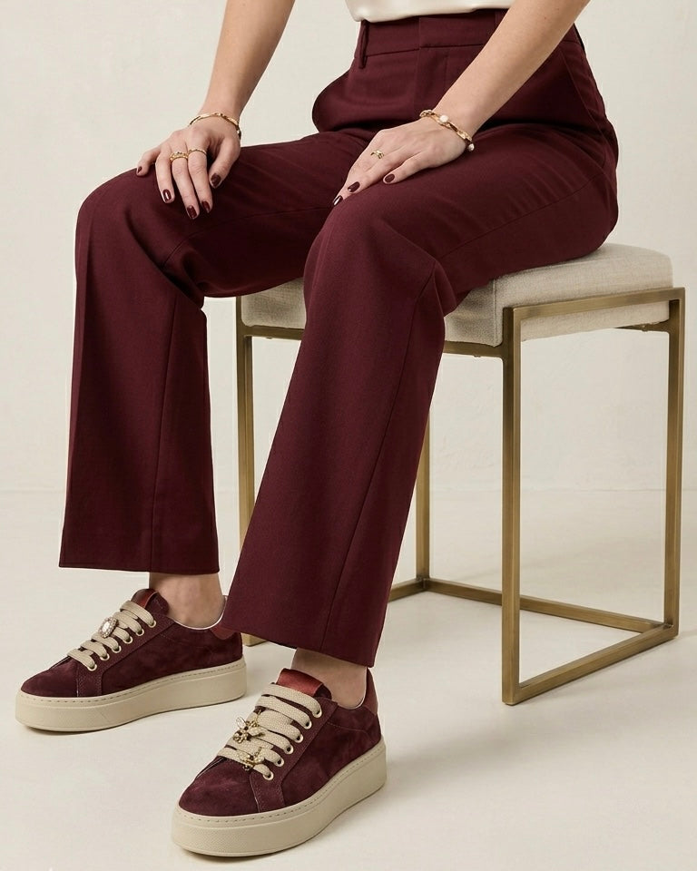Sneakers scamosciate bordeaux  Divine Follie con suola platform chiara e decorazioni gioiello a forma di ape e cristalli sui lacci-modella.