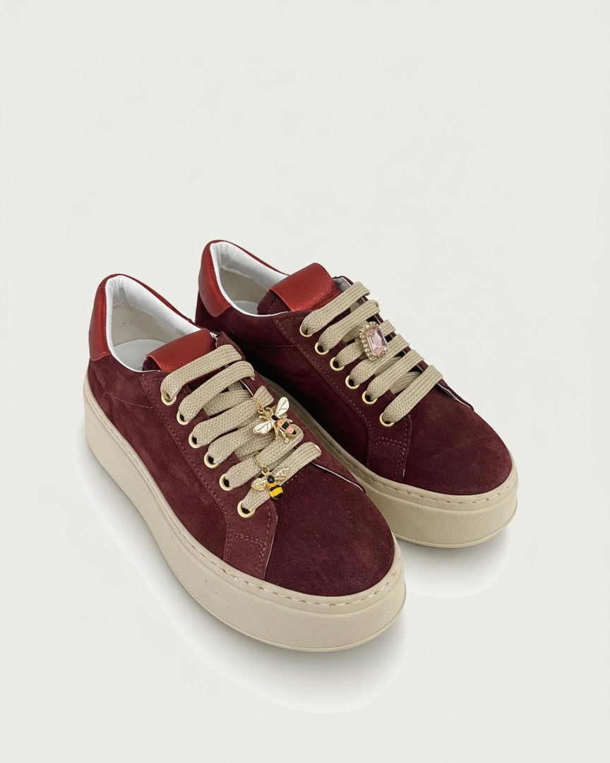 Sneakers scamosciate bordeaux  Divine Follie con suola platform chiara e decorazioni gioiello a forma di ape e cristalli sui lacci.