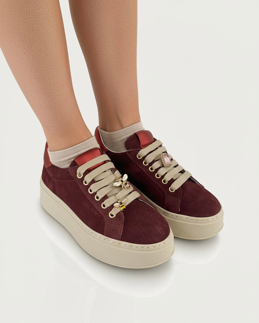 Sneakers scamosciate bordeaux Divine Follie con suola platform chiara e decorazioni gioiello a forma di ape e cristalli sui lacci - indossate.