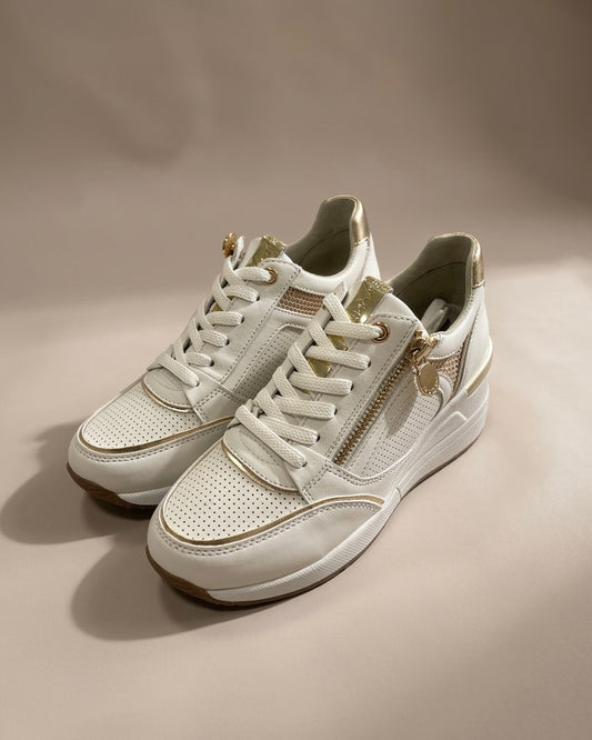 Sneakers Stonefly da donna in pelle bianca traforata con eleganti finiture oro, zeppa ammortizzata e zip laterale.