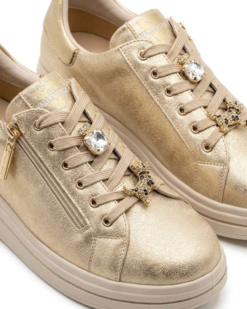 Sneakers da donna marca Valleverde color oro metallizzato, lacci in tinta con applicazioni gioiello a forma di leopardo e strass, pratica zip laterale e suola platform beige-dettaglio.
