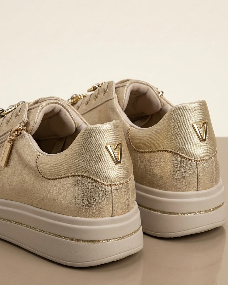 Sneakers da donna marca Valleverde color oro metallizzato, lacci in tinta con applicazioni gioiello a forma di leopardo e strass, pratica zip laterale e suola platform beige-retro.
