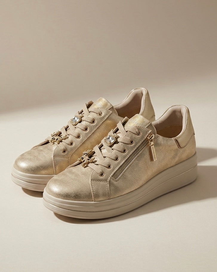 Sneakers da donna marca Valleverde color oro metallizzato, lacci in tinta con applicazioni gioiello a forma di leopardo e strass, pratica zip laterale e suola platform beige.
