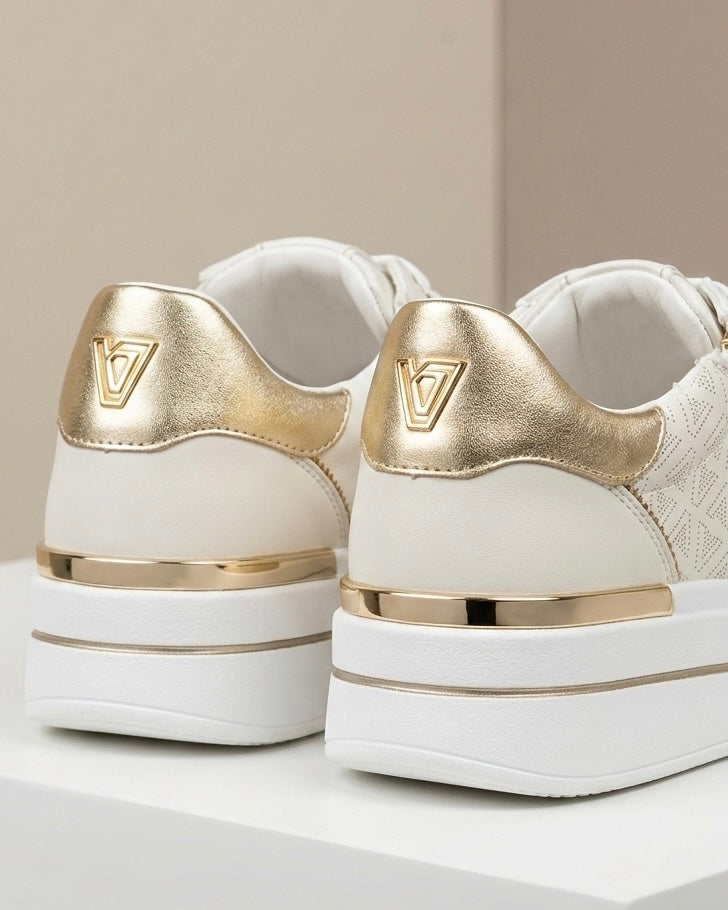 Sneakers da donna brand Valleverde color panna e bianco, con tomaia traforata al laser, inserti oro platino sul tallone e pratica zip laterale-retro.