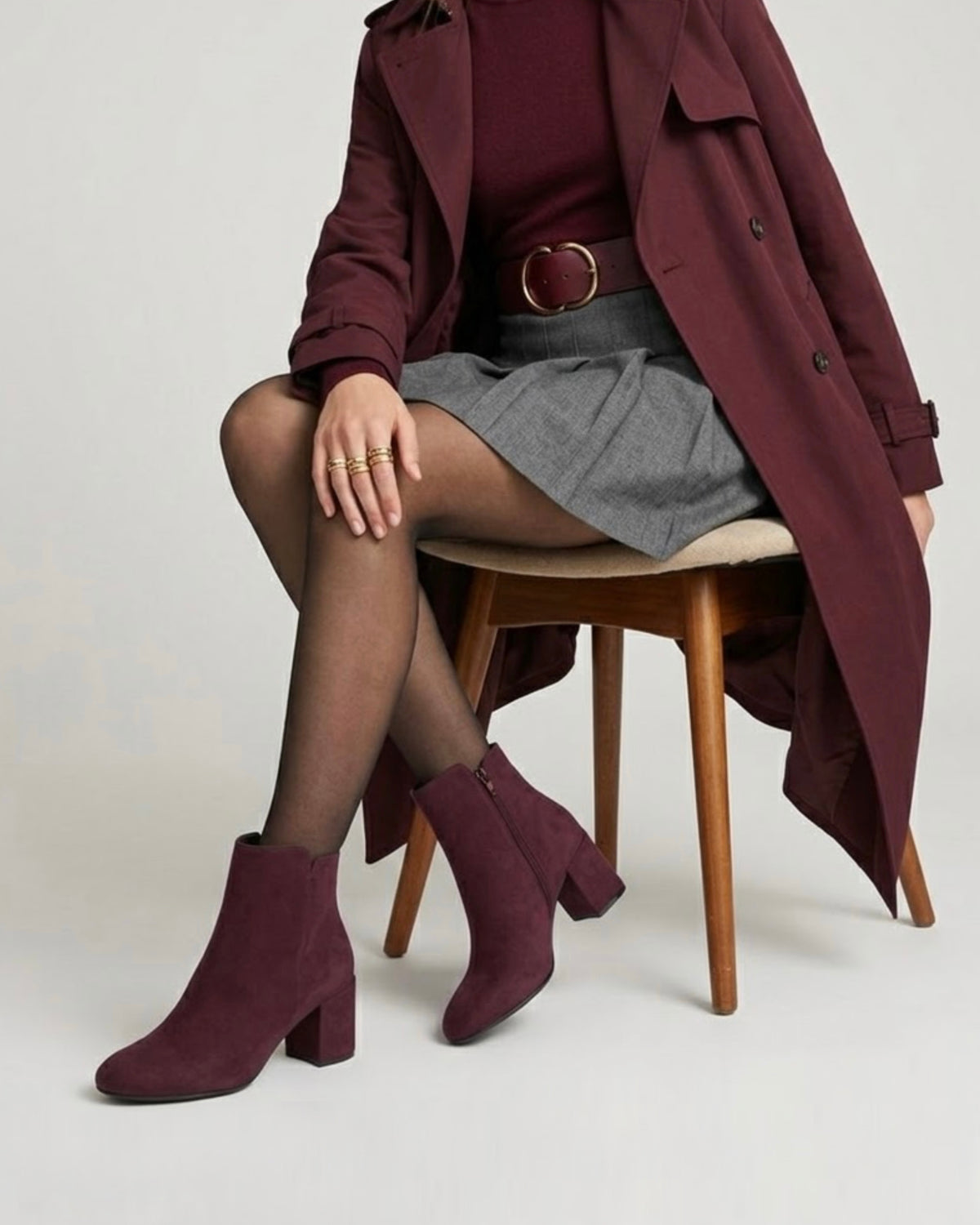 Stivaletti bordeaux scamosciati con tacco largo medio, punta arrotondata e chiusura con zip laterale-modella.