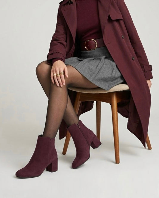 Stivaletti bordeaux scamosciati con tacco largo medio, punta arrotondata e chiusura con zip laterale-modella.