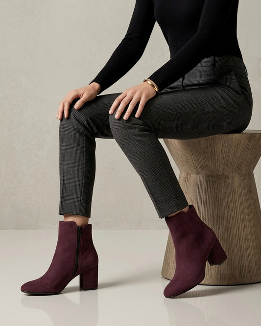 Stivaletti bordeaux scamosciati con tacco largo medio, punta arrotondata e chiusura con zip laterale-modella.