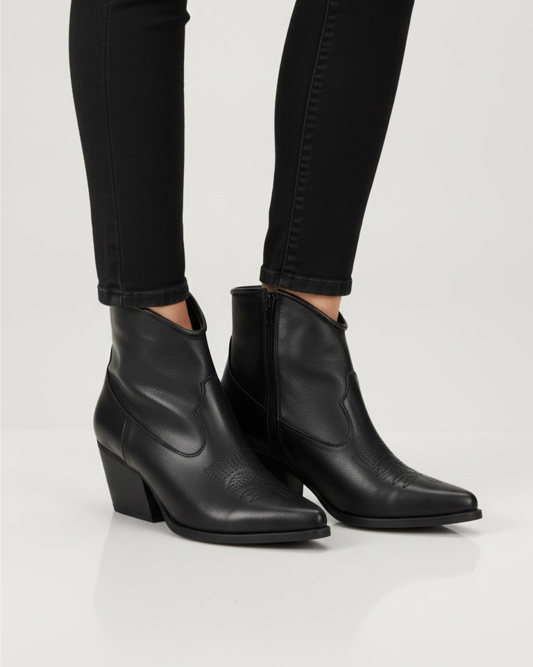 Stivaletti texani Divine Follie in pelle nera con impunture decorative sulla punta e tacco cubano - indossati.
