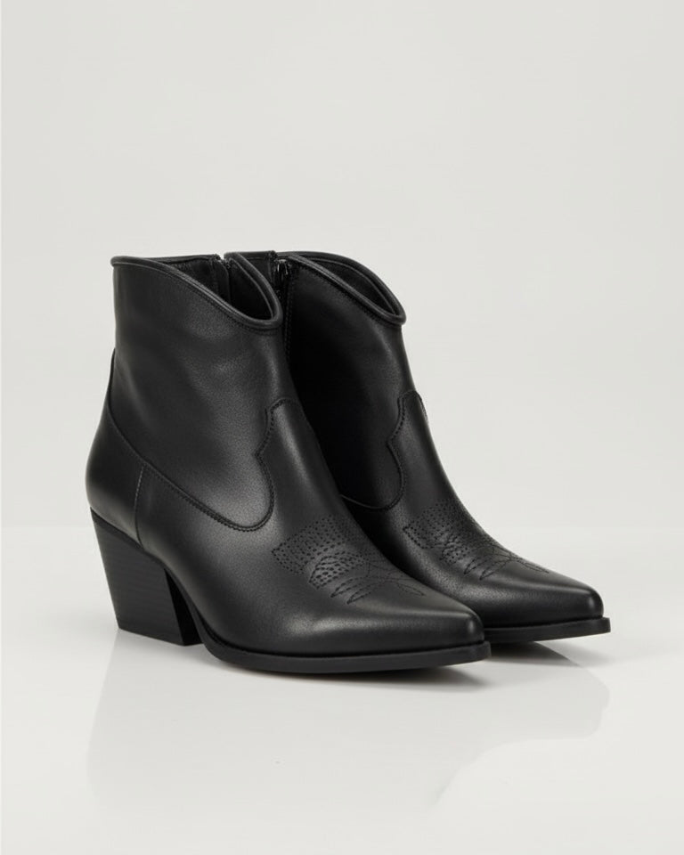 Stivaletti texani Divine Follie in pelle nera con impunture decorative sulla punta e tacco cubano.