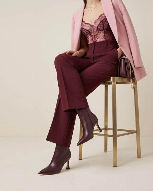 Stivaletti bordeaux in pelle liscia a punta con tacco sottile svasato e zip laterale interna-modella.