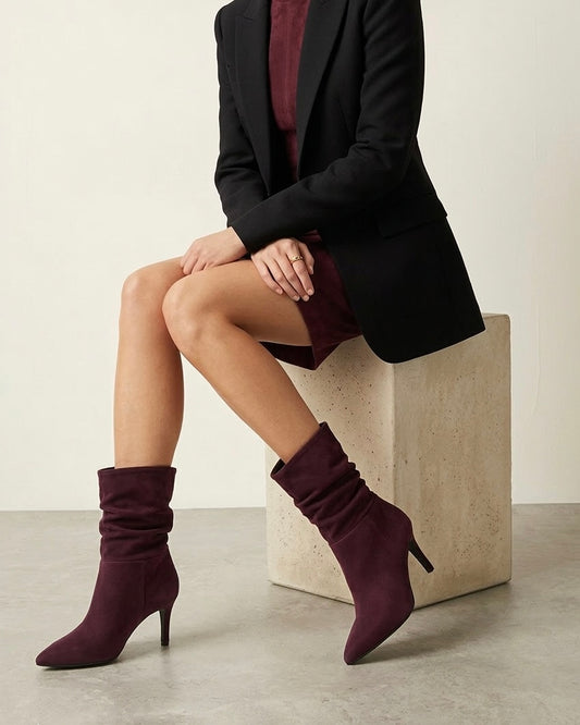 Stivali a tubo bordeaux scamosciati con gambale arricciato alla caviglia, punta affusolata e tacco a spillo medio-modella.