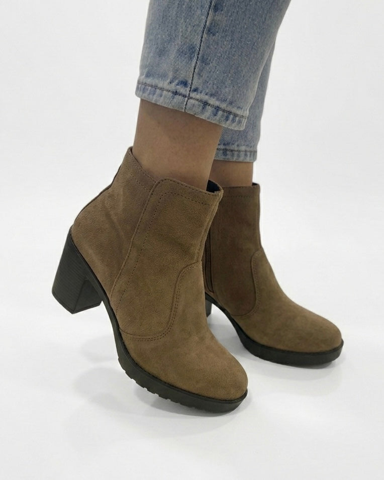 Stivaletto da donna in camoscio color tabacco, design a punta con tacco alto squadrato e suola platform nera - indossati.