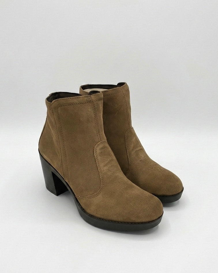 Stivaletto da donna in camoscio color tabacco, design a punta con tacco alto squadrato e suola platform nera.