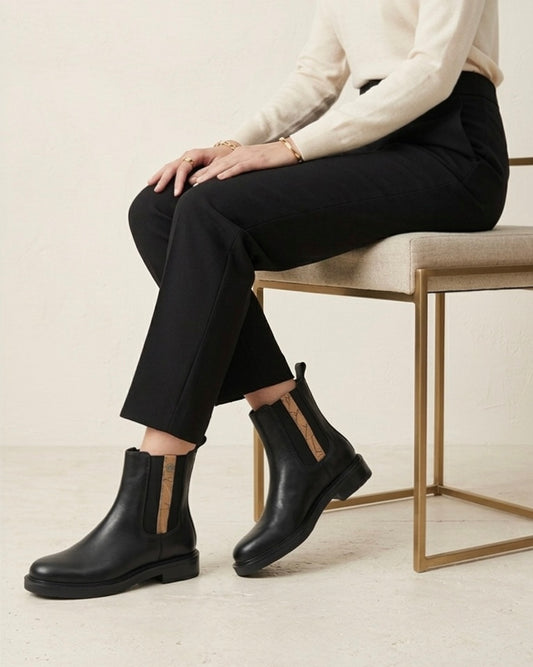 Stivaletto Chelsea da donna in pelle nera Alviero Martini 1ª Classe con dettaglio elastico Geo Classic laterale-modella.