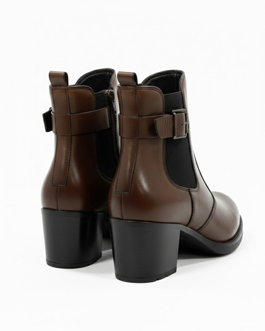 Stivaletti chelsea da donna in pelle marrone scuro con tacco largo e fibbia laterale decorativa - retro tacco.
