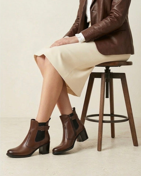 Stivaletti chelsea da donna in pelle marrone scuro con tacco largo e fibbia laterale decorativa-modella.