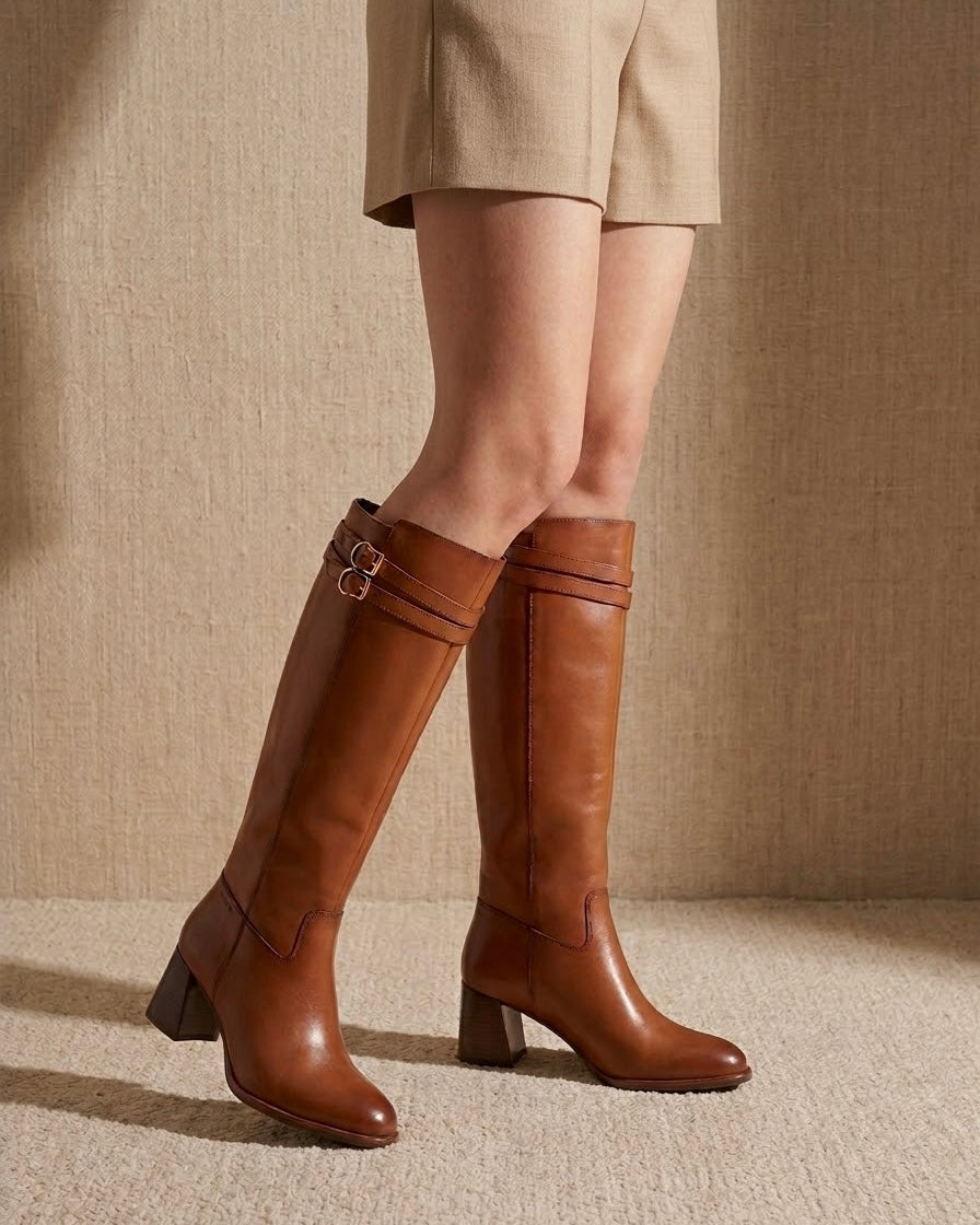 Stivali alti sotto il ginocchio Tamaris in vera pelle marrone cognac con tacco comodo e fibbie dorate - Buttò Calzature - indossati.