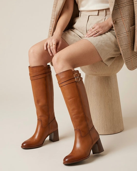 Stivali alti sotto il ginocchio Tamaris in vera pelle marrone cognac con tacco comodo e fibbie dorate - Buttò Calzature - modella.