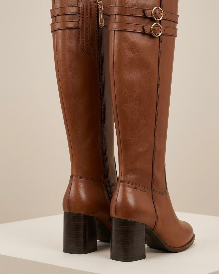Stivali alti sotto il ginocchio Tamaris in vera pelle marrone cognac con tacco comodo e fibbie dorate - Buttò Calzature - retro.