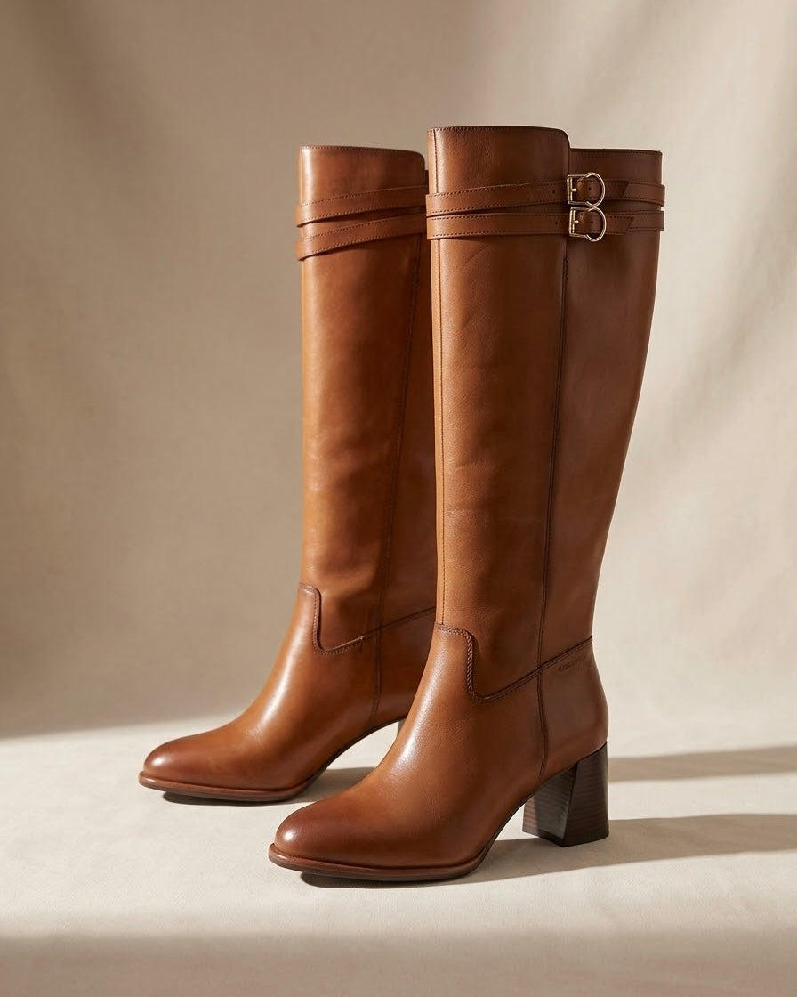 Stivali alti sotto il ginocchio Tamaris in vera pelle marrone cognac con tacco comodo e fibbie dorate - Buttò Calzature.