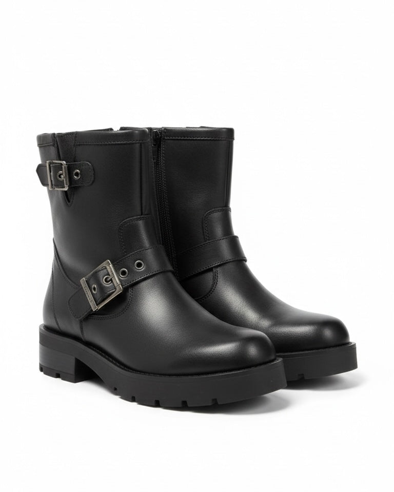 Stivali biker neri in pelle martellata con doppia fibbia regolabile, suola track a carrarmato e chiusura con zip laterale.