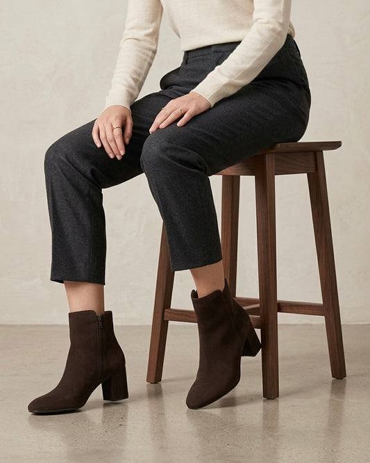 Stivaletti marroni scamosciati con tacco largo medio, punta arrotondata e chiusura con zip laterale-modella.