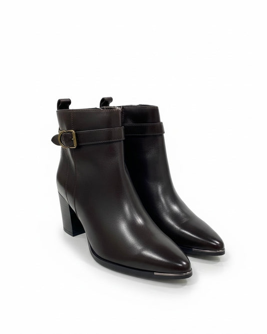 Stivaletti marrone scuro in pelle liscia a punta con inserto metallico sulla punta, cinturino alla caviglia con fibbia e tacco largo medio.