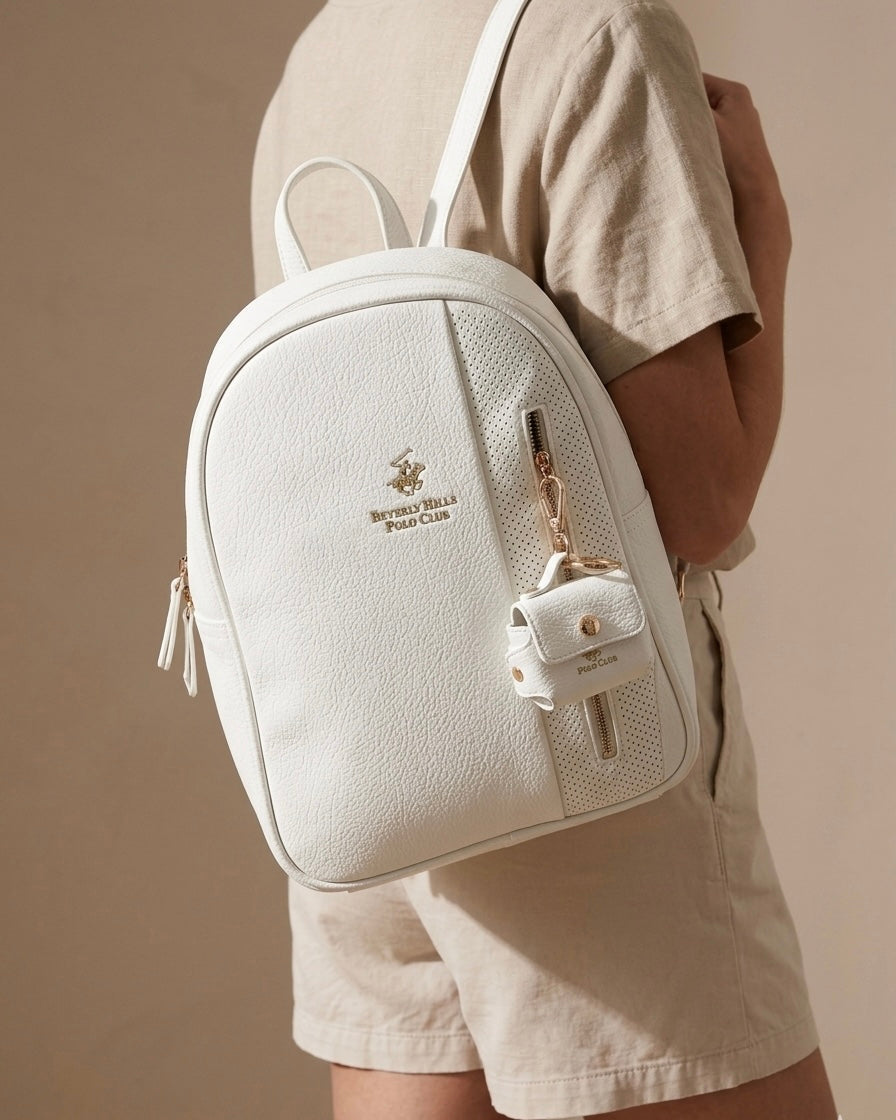 Zainetto bianco Beverly Hills Polo Club con dettaglio traforato, cerniera dorata e mini charm borsellino rimovibile - Buttò Calzature - modella.