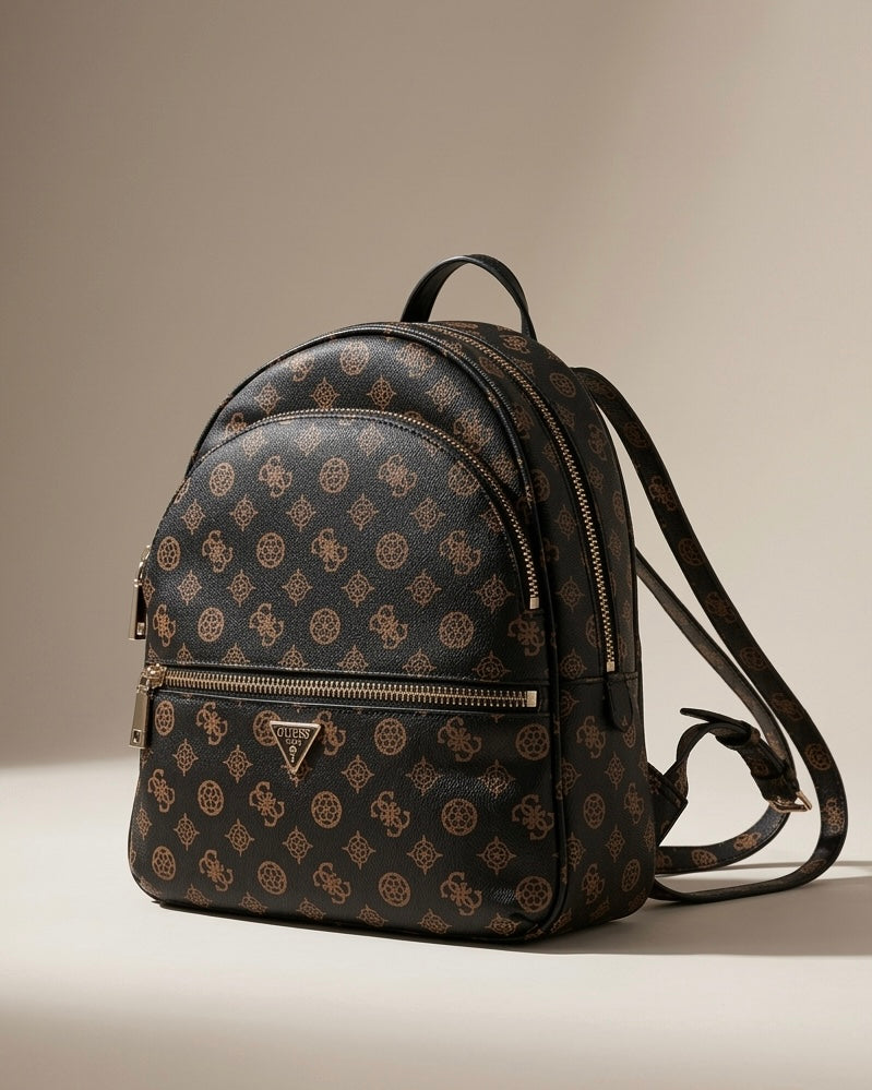 Zaino da donna brand GUESS color marrone scuro con stampa logo 4G all-over, tre tasche con zip dorate e logo a triangolo frontale.