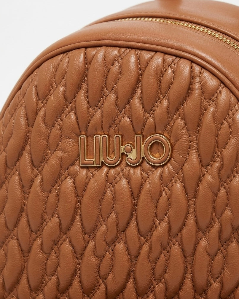 Zaino donna Liu Jo color cuoio con lavorazione trapuntata matelassé, logo lettering dorato e tasca frontale esterna-dettaglio logo.