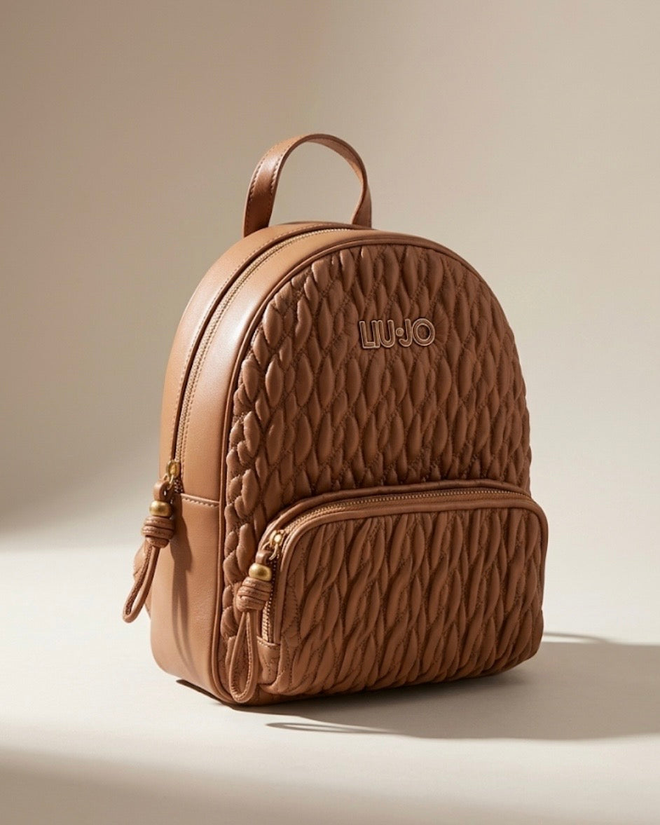 Zaino donna Liu Jo color cuoio con lavorazione trapuntata matelassé, logo lettering dorato e tasca frontale esterna.