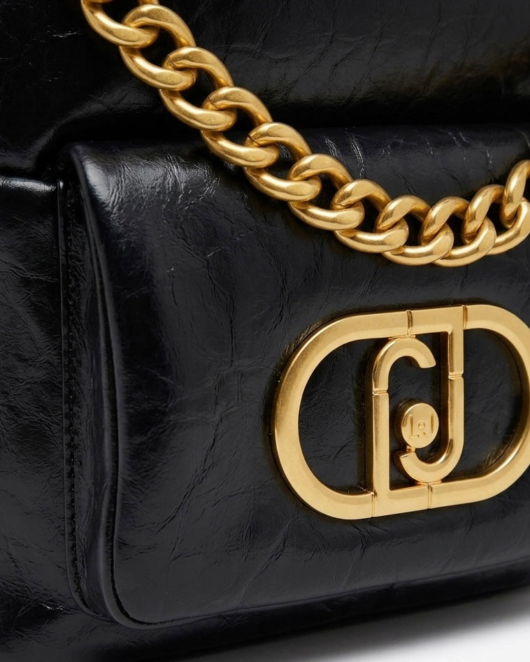Zaino donna Liu Jo nero con vistosa catena dorata, logo LJ metallico e finiture gold-dettaglio logo.