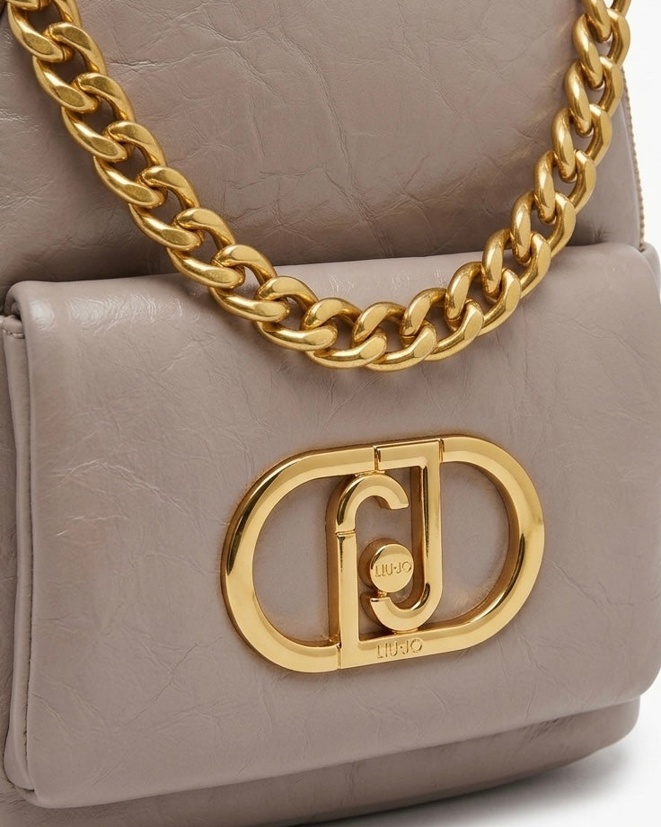 Zaino donna Liu Jo color tortora con maxi catena dorata decorativa, logo gioiello frontale e doppia zip-logo dettaglio.