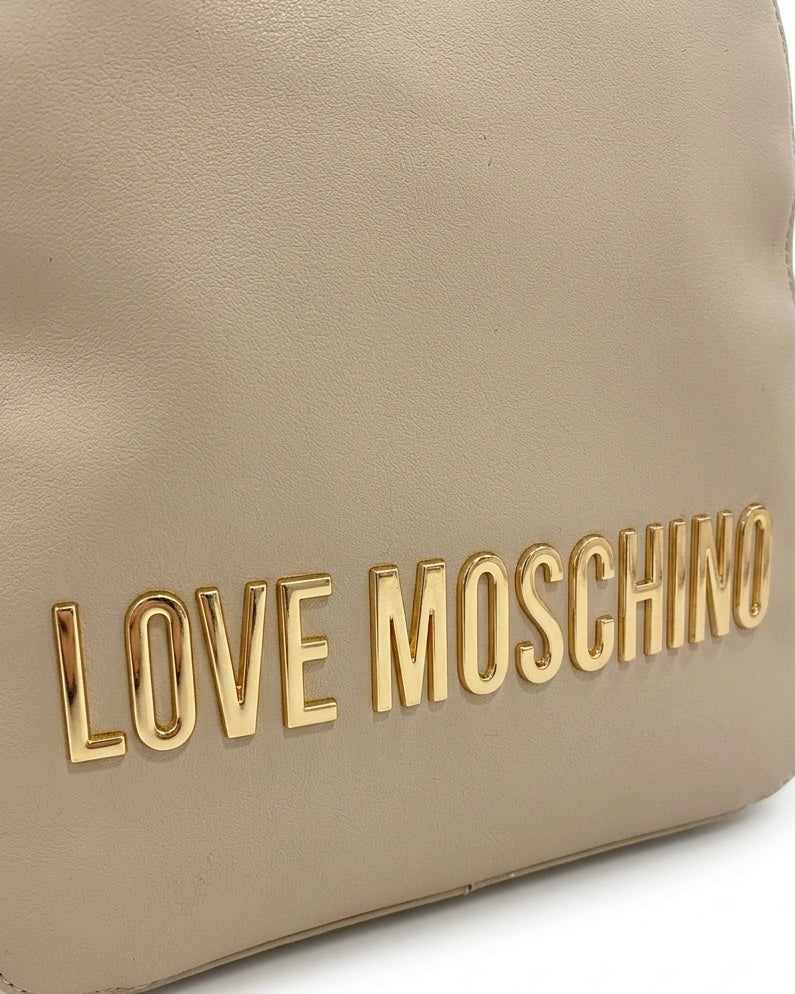 Zaino da donna Love Moschino color beige sabbia con grande scritta logo in metallo dorato frontale-dettaglio.