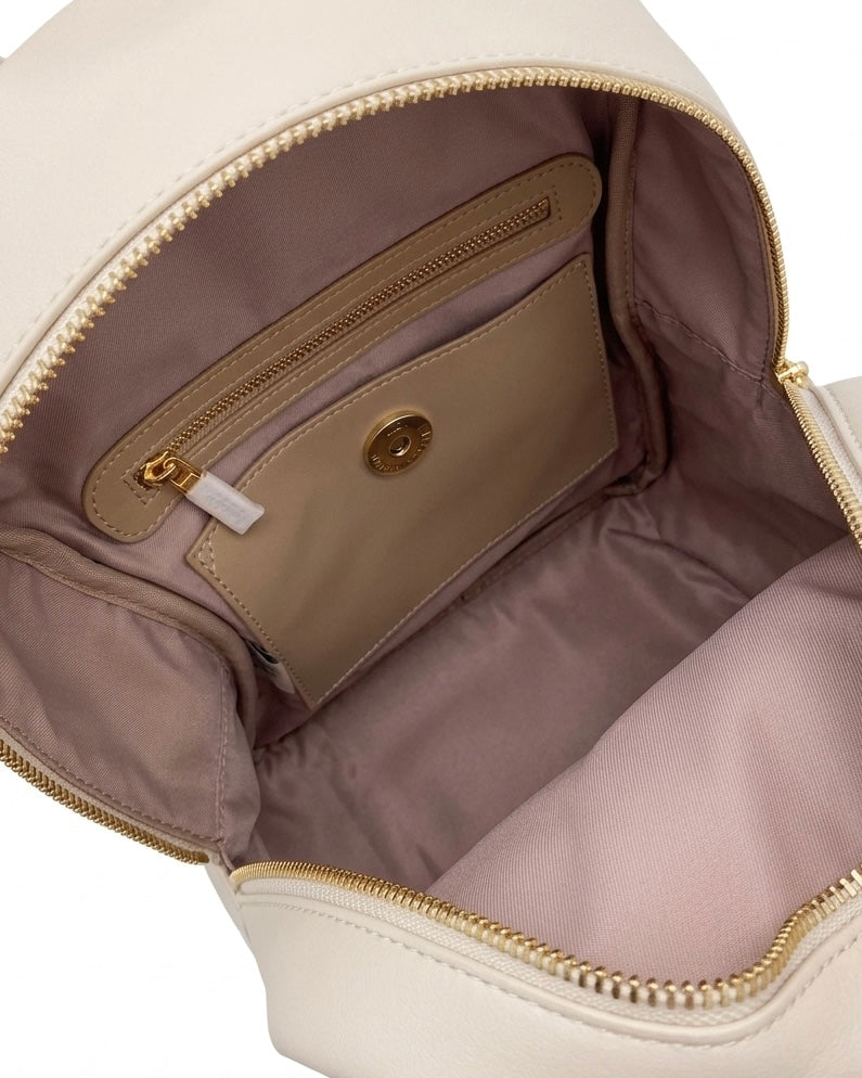 Zaino da donna Love Moschino color beige sabbia con grande scritta logo in metallo dorato frontale-interno.