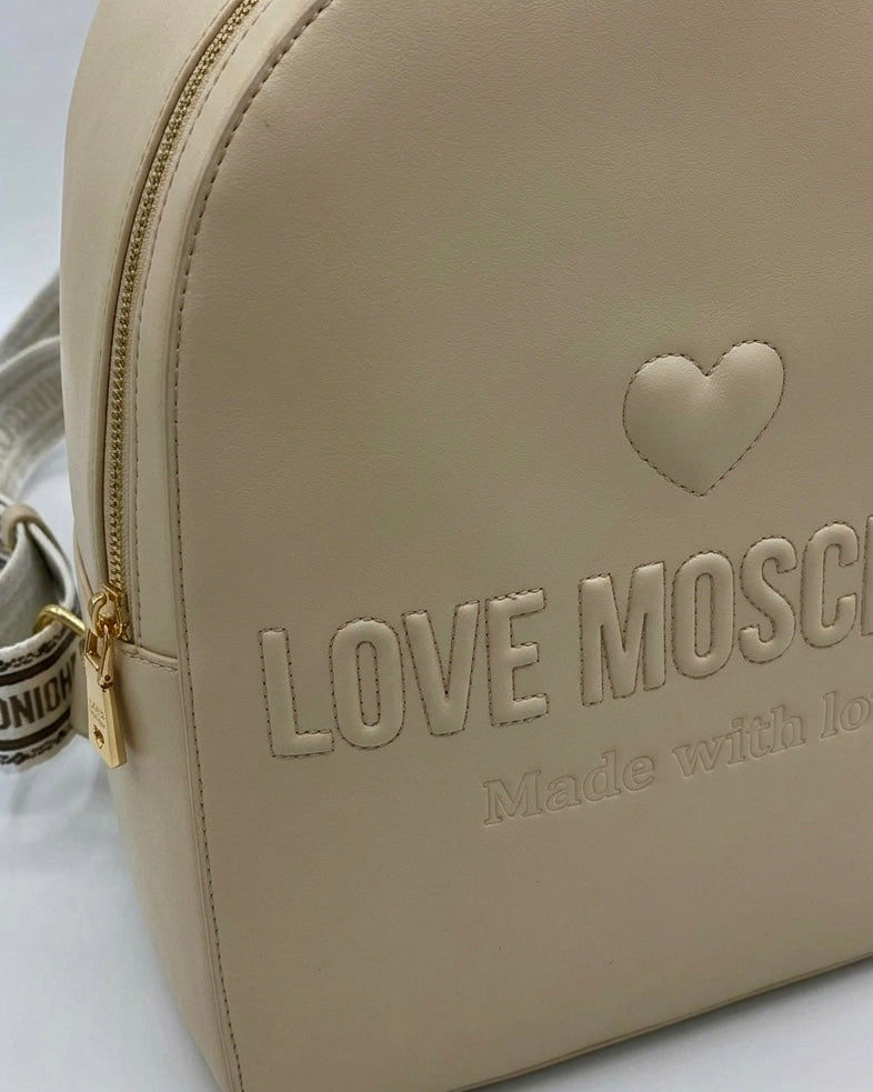 Zaino Love Moschino color beige sabbia con logo in rilievo, dettaglio cuore e spallacci logati-dettaglio.