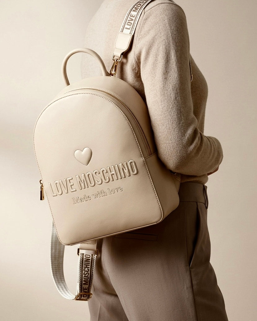 Zaino Love Moschino color beige sabbia con logo in rilievo, dettaglio cuore e spallacci logati-modella.
