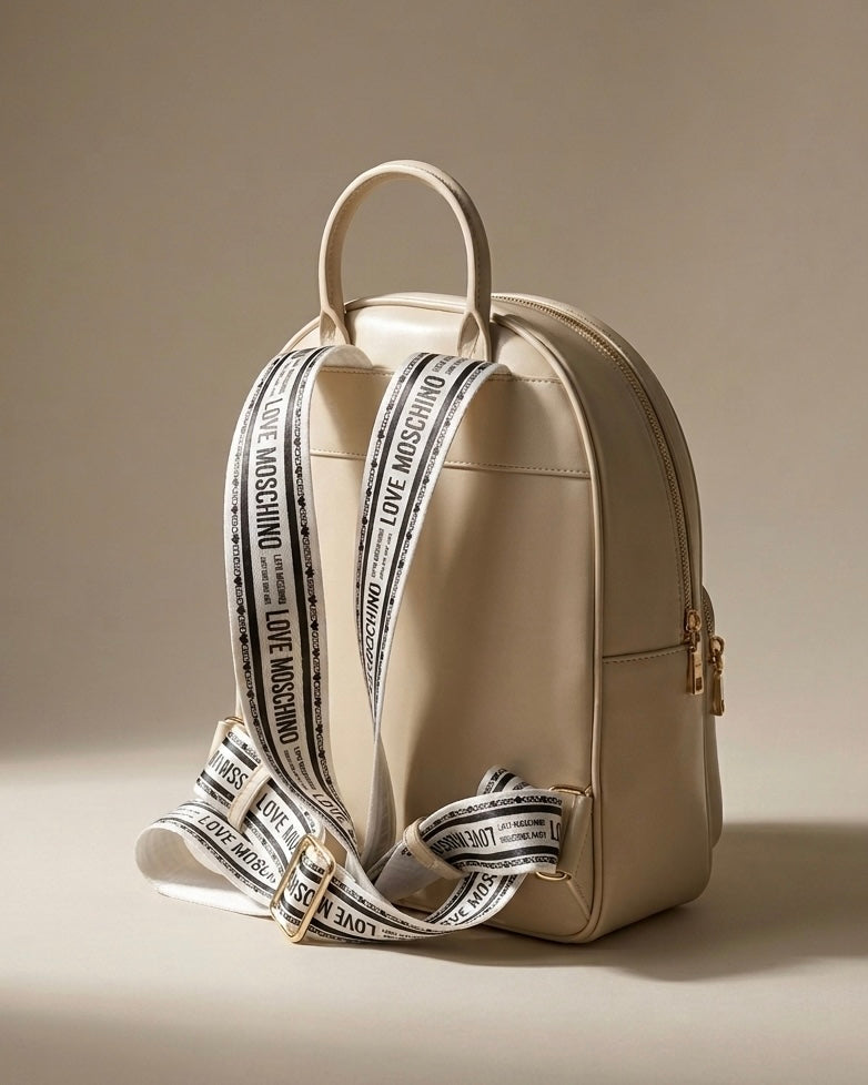 Zaino Love Moschino color beige sabbia con logo in rilievo, dettaglio cuore e spallacci logati-retro.