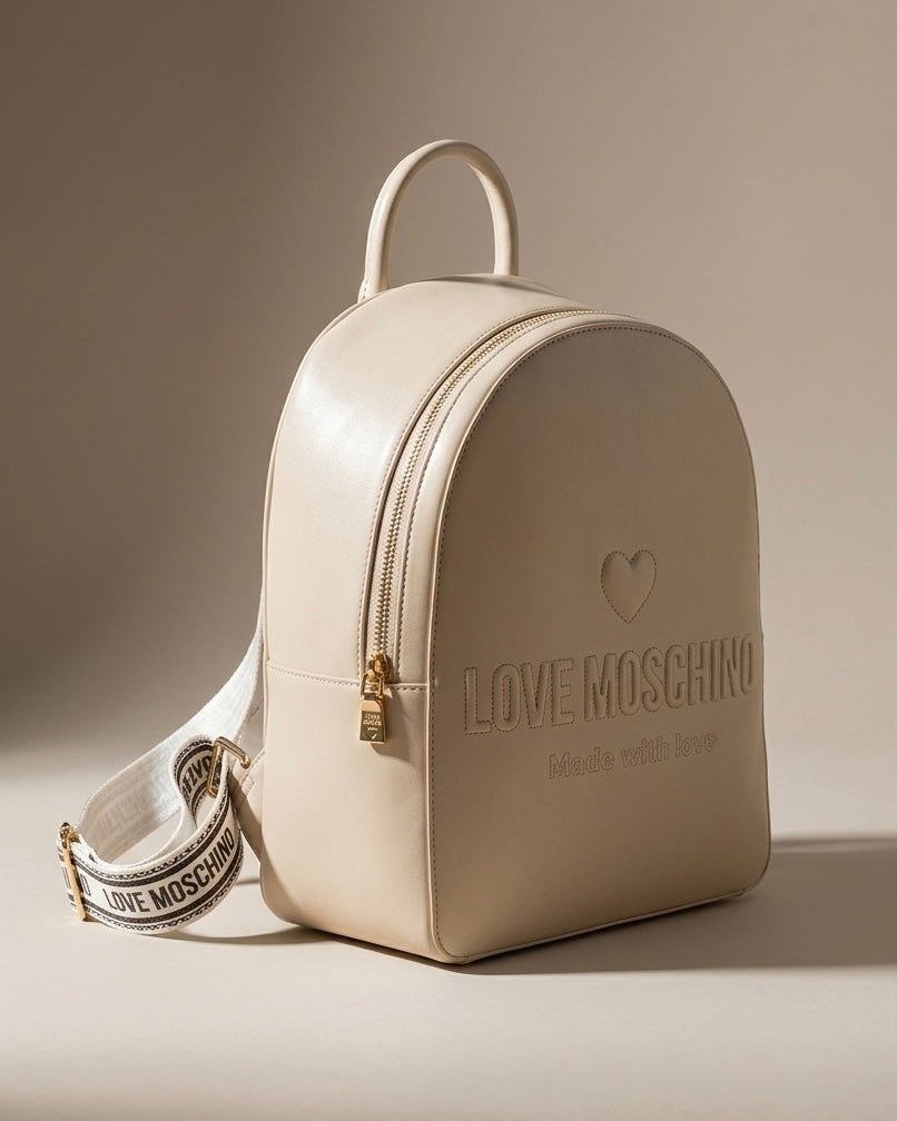 Zaino Love Moschino color beige sabbia con logo in rilievo, dettaglio cuore e spallacci logati.