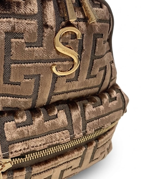 Zaino Sorena prodotto in Grecia in tessuto jacquard vellutato con motivo geometrico greco bronzo e tortora, logo S e zip dorate - Buttò Calzature - logo.