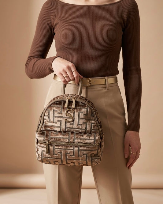 Zaino Sorena prodotto in Grecia in tessuto jacquard vellutato con motivo geometrico greco bronzo e tortora, logo S e zip dorate - Buttò Calzature - modella.