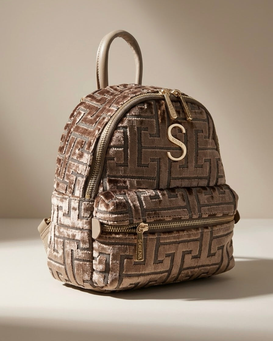 Zaino Sorena prodotto in Grecia in tessuto jacquard vellutato con motivo geometrico greco bronzo e tortora, logo S e zip dorate - Buttò Calzature.