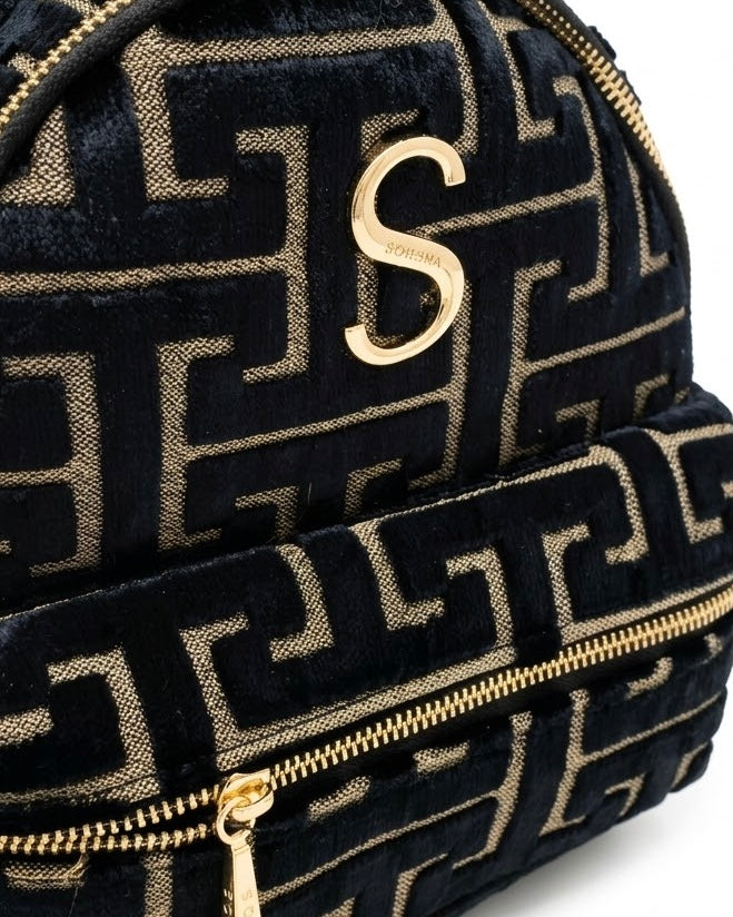 Zaino Sorena prodotto in Grecia in tessuto jacquard con motivo geometrico greco nero e beige, logo S e zip dorate - Buttò Calzature - logo.