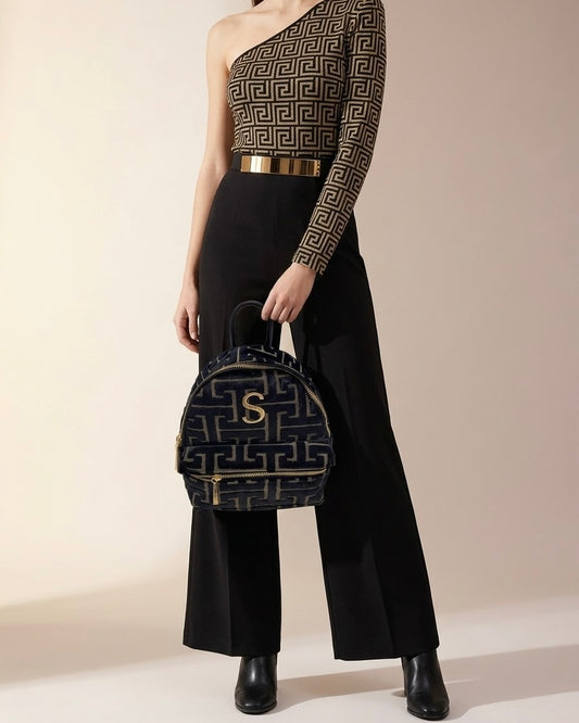 Zaino Sorena prodotto in Grecia in tessuto jacquard con motivo geometrico greco nero e beige, logo S e zip dorate - Buttò Calzature - modella.