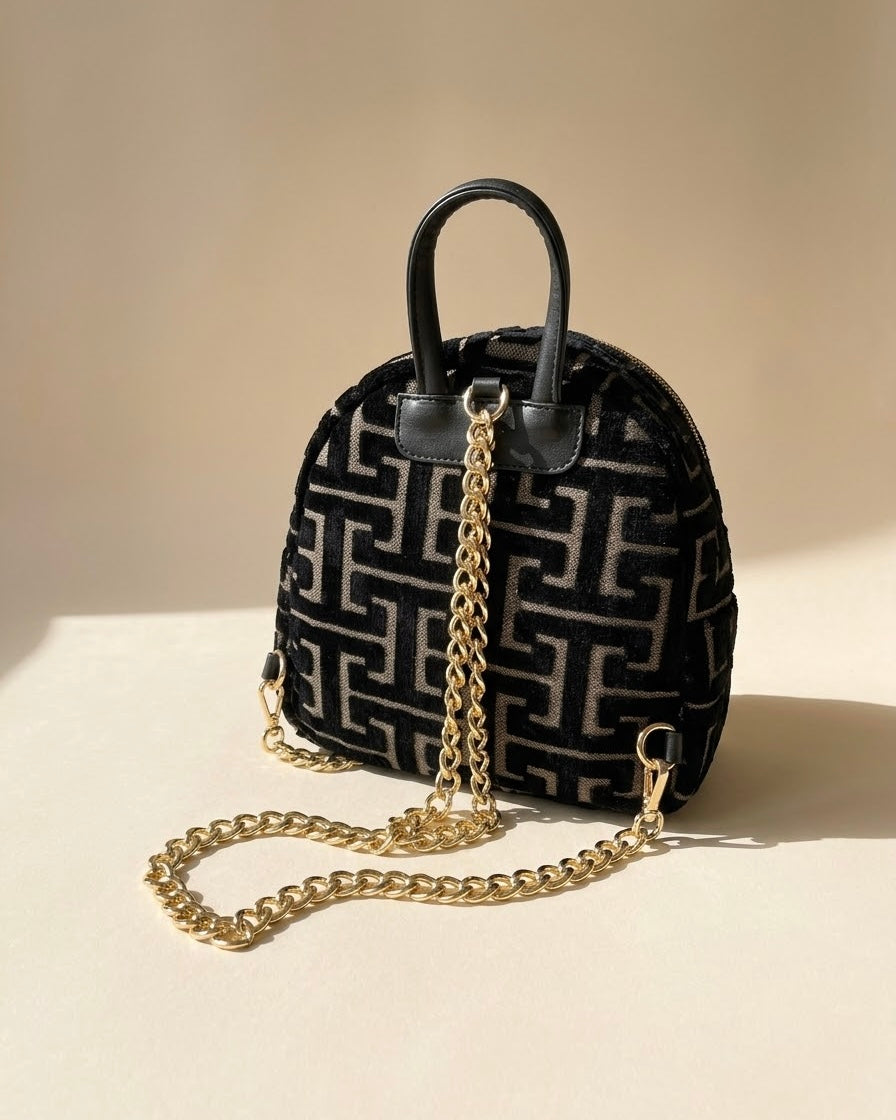 Zaino Sorena prodotto in Grecia in tessuto jacquard con motivo geometrico greco nero e beige, logo S e zip dorate - Buttò Calzature - retro.