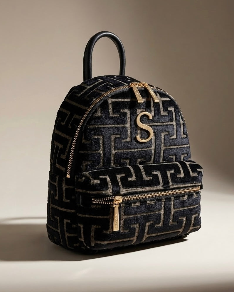 Zaino Sorena prodotto in Grecia in tessuto jacquard con motivo geometrico greco nero e beige, logo S e zip dorate - Buttò Calzature.